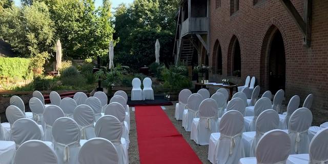 Klooster ceremonie bruiloft buiten.jpg